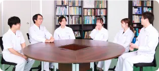円卓を囲んで談笑する6名のメンバー