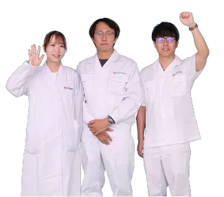手を振ったり拳を挙げたりする3名の社員