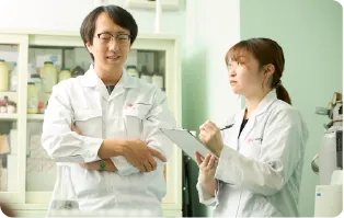 資料を手に話し合う2名の研究員